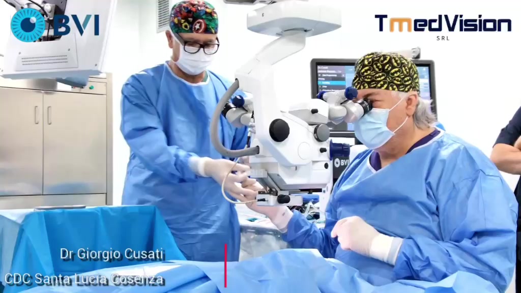 Il Dott. Giorgio Cusati durante la prova della piattaforma Virtuoso alla Clinica Oculistica Santa Lucia